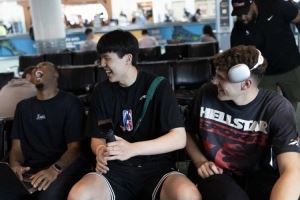 😊聊啥呢？杨瀚森和克林根同行 两人都笑开了花