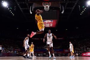 这照片帅！布朗尼空接反身扣篮 可惜脱手了