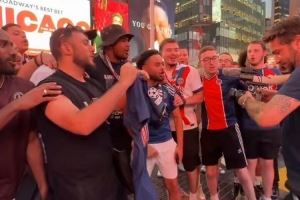 气氛热烈！众多巴黎球迷聚集在时代广场，载歌载舞为球队助威