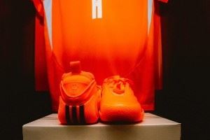 老板身份上线！哈登为休斯顿迪纳摩球员送上球队同款配色哈登战靴