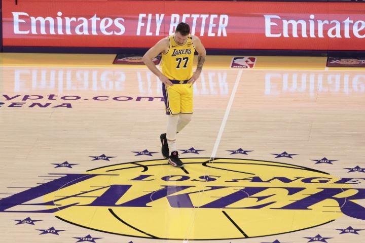 美记：东契奇参与了湖人对艾顿&斯玛特的招募过程