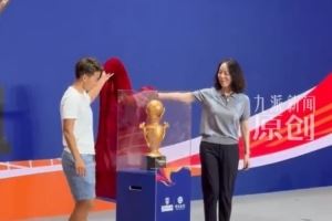 鄂媒：“汉超”联赛新闻通气会举行，王霜为“汉超”奖杯揭幕