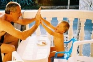 愿平安！东契奇晒儿时与家人合影 配文💔❤️表情