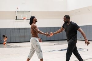 向着冠军前进！巴特勒晒出与追梦一同训练的照片：追梦说得都对