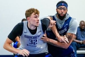 保持专注！独行侠官方晒训练照：弗拉格和安东尼-戴维斯激烈卡位