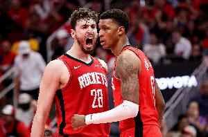 小贾巴里：联盟之前都打小球战术 现在好像又要回归双塔阵容了