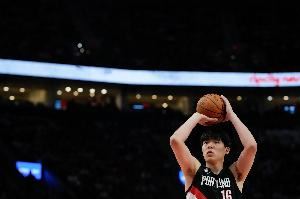 媒体人：杨瀚森在场上有点紧 但协防意识好