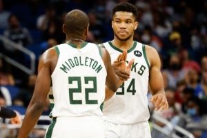 字母哥：米德尔顿被交易后感觉很诡异 此前每场比赛他都在我身边