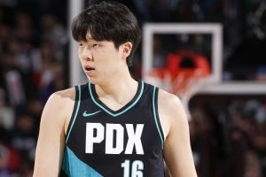 拓记：客场之旅杨瀚森可能继续留队 回到主场预计还是回发展联盟