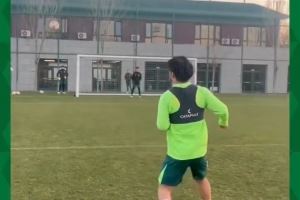 训练结束后，球员们自发组织了射门比赛，现场是一片欢乐的海洋图片