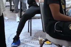 乱穿鞋时代！库里在奥兰多打客场期间还被拍到上脚哈达威蓝喷